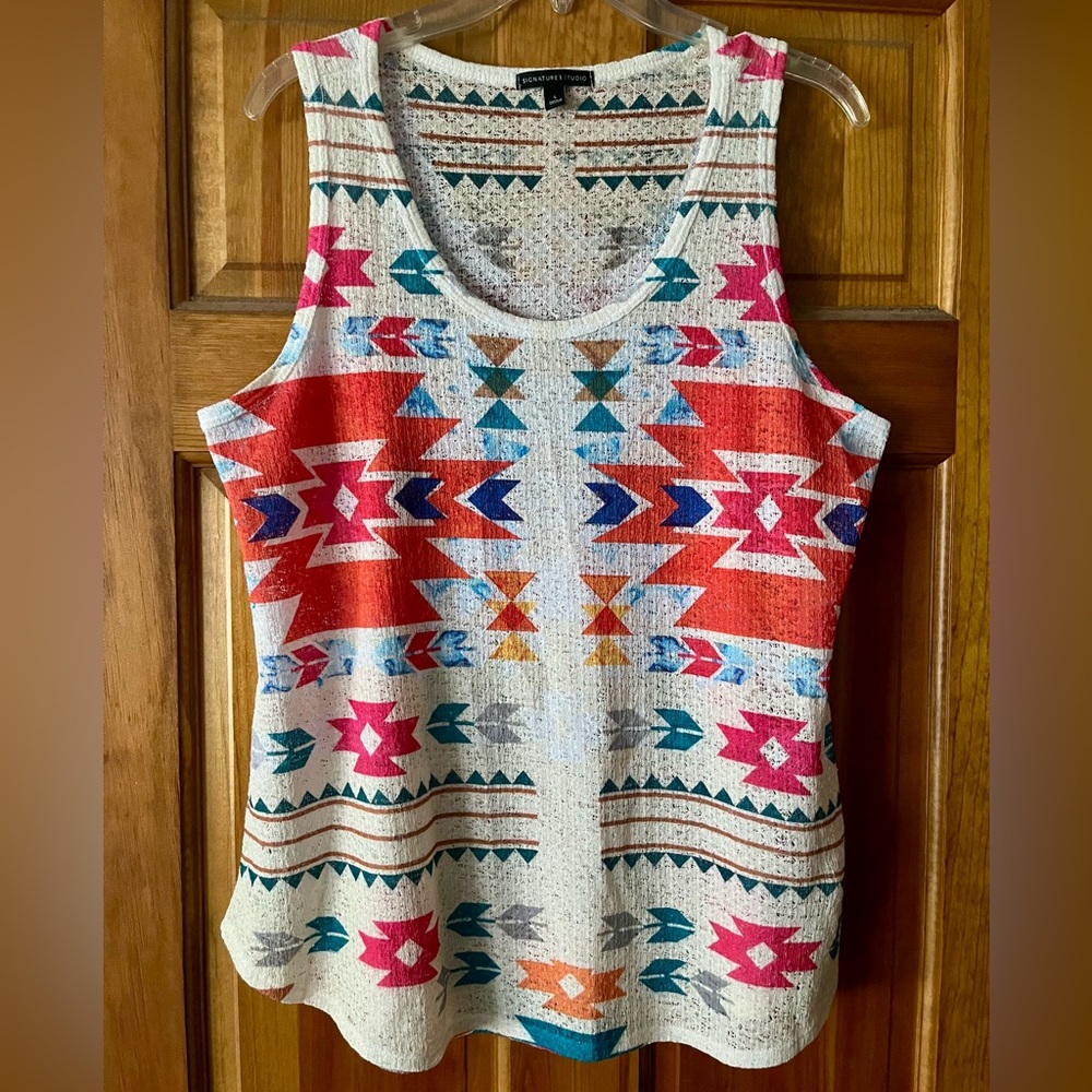 Signature Studio Pink and Blue Graphic Sleeveless Tank Top